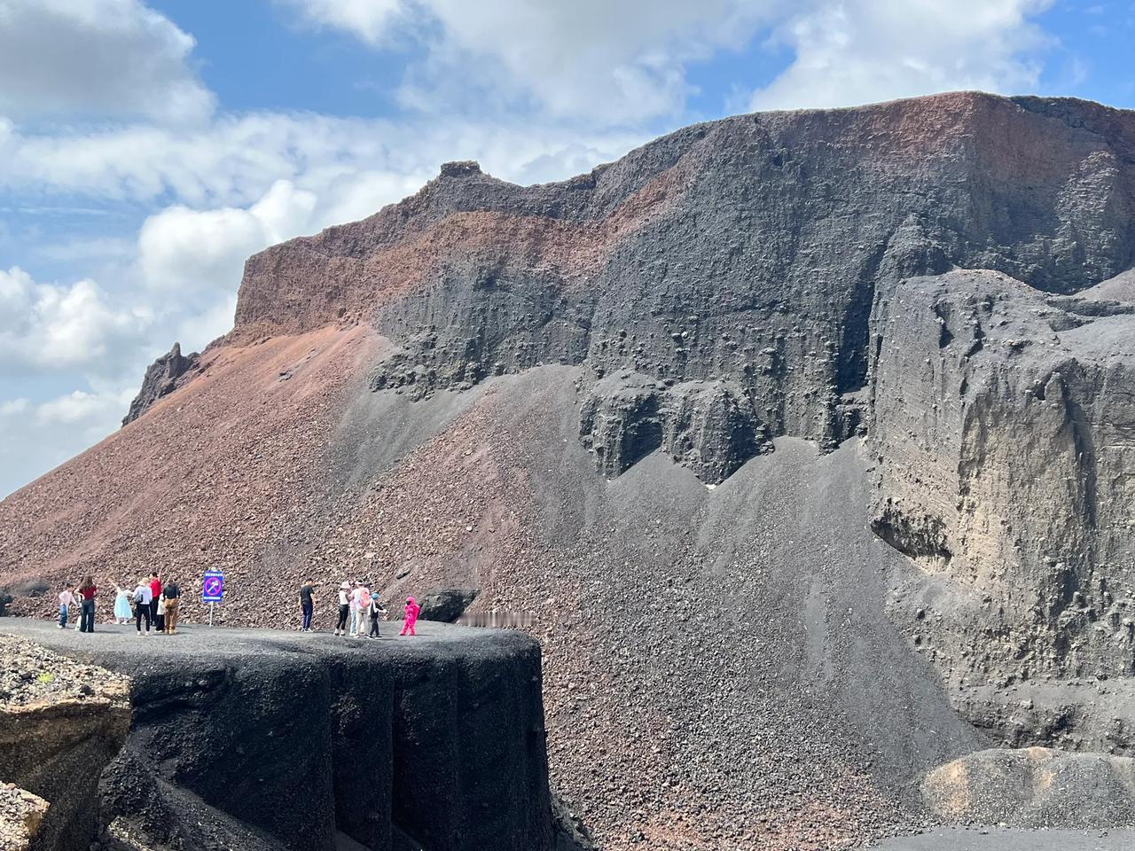 知道这是哪里吗？这个是火山口。第一次离火山这么近，还是很新奇、很激动、很开心的。