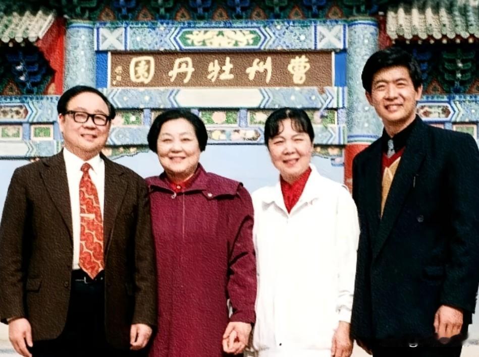 和豫剧大师马金凤同框的可都是豫剧界的名家，当年的《朝阳沟》《人欢马叫》都是经典。