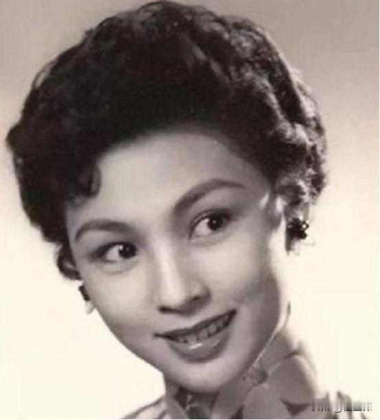 1943年，四川军阀杨森留宿九姨太蔡文娜房里，二人一夜缠绵。谁料，次日早晨，杨森