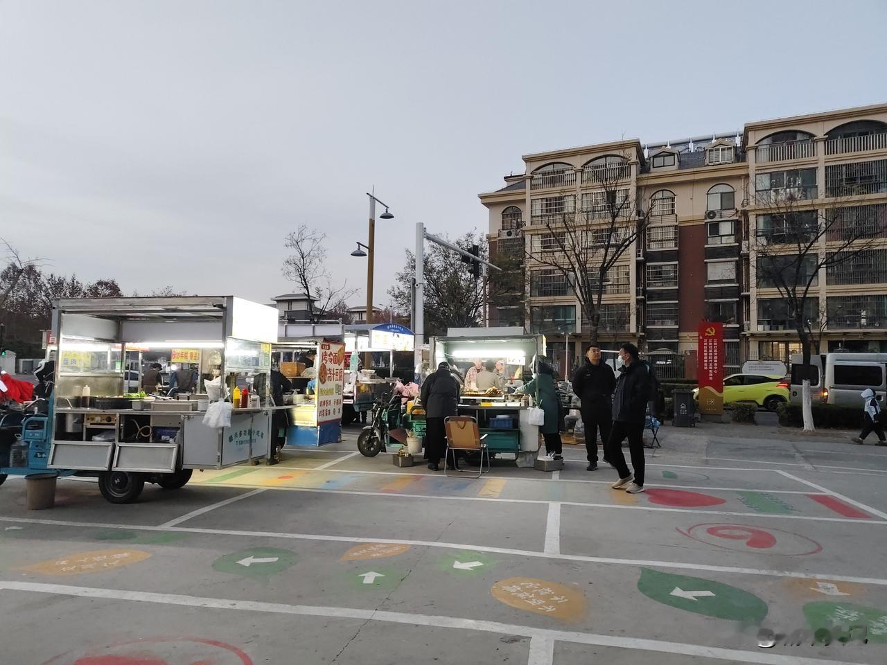 想摆摊是吧，先交摊位费，不然别摆，摆就是违规。你品，你细品。摆摊卖没烦恼