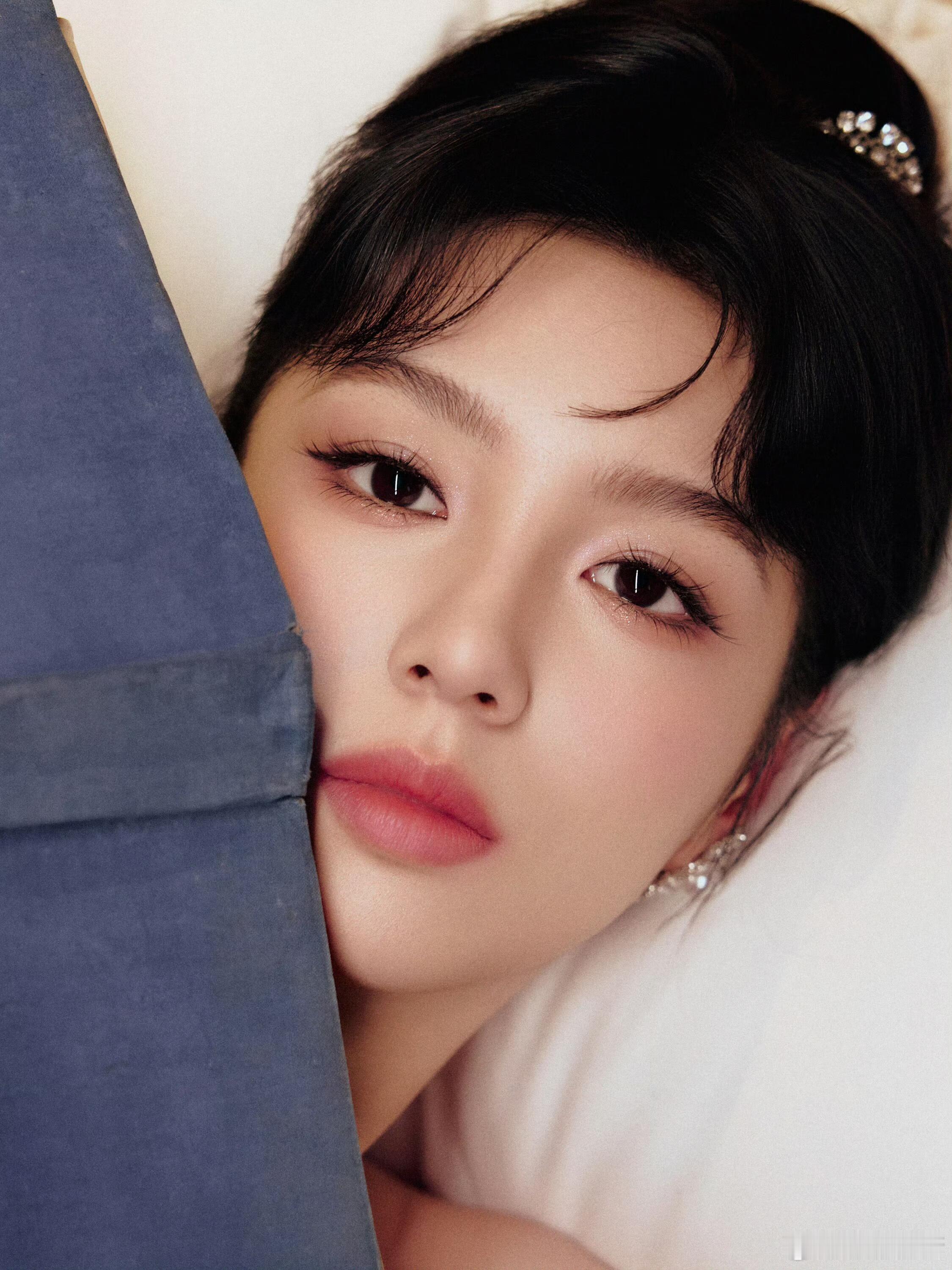 这身黑钻公主裙把周也衬得像从老电影里走出来的赫本，绝美！ 