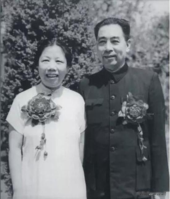 1976年，四届全国人大常委会第三次会议上，华国锋郑重宣布：根据伟大领袖毛主席的