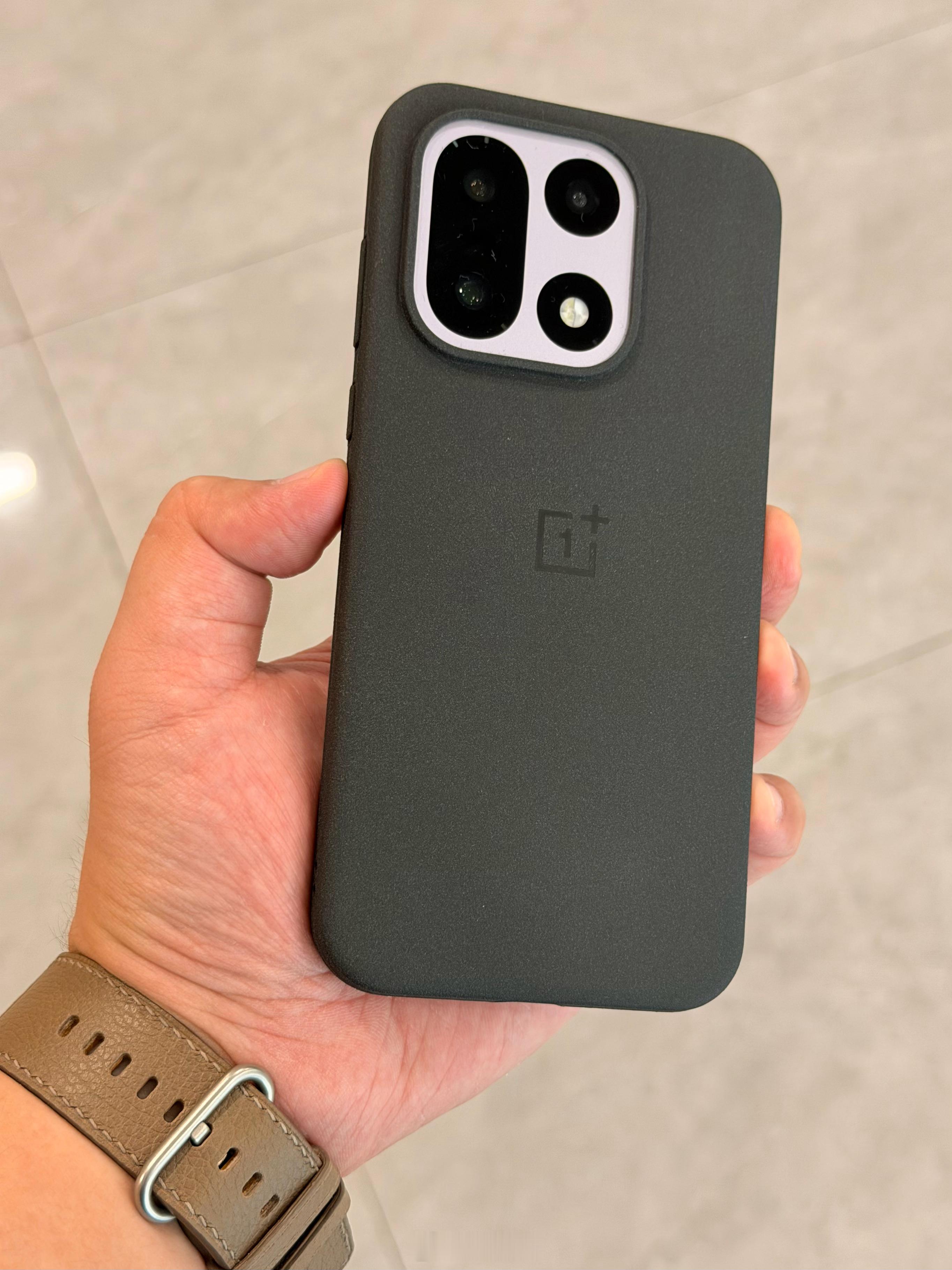 一加15的砂岩壳，手感一如既往，这是我在芳纶纤维外买得第二多的手机壳。一加15的