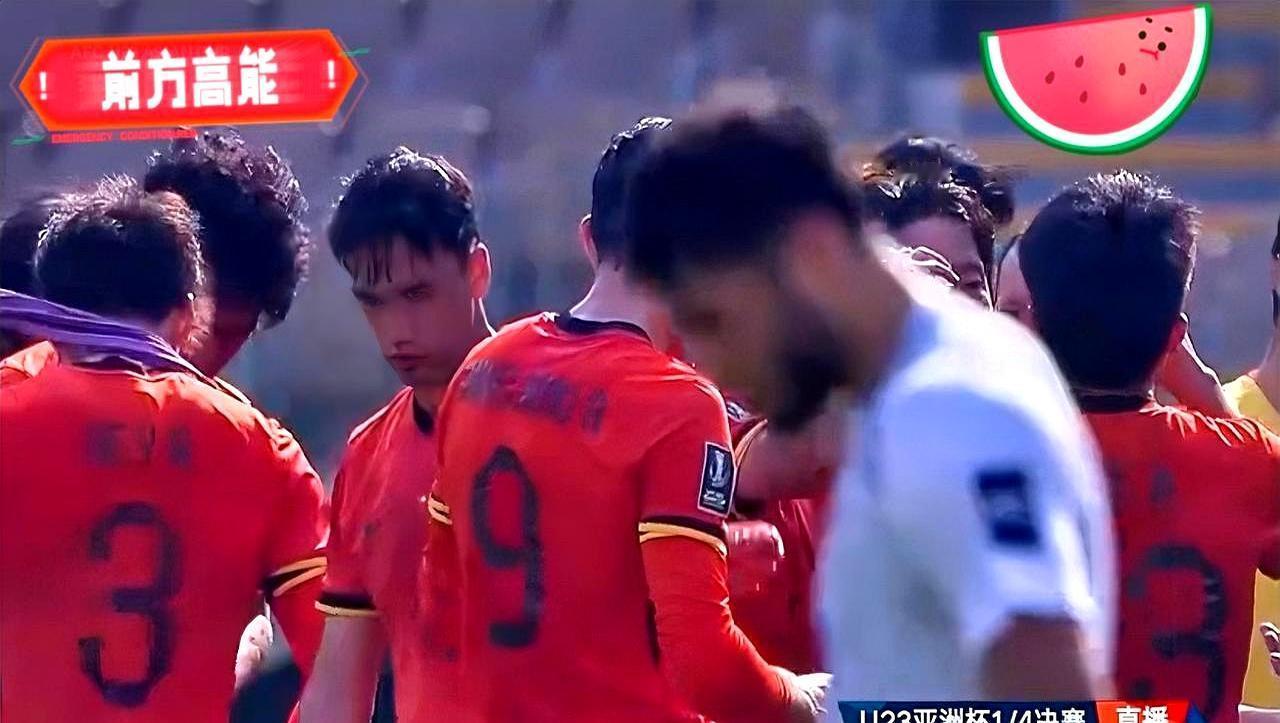 2射门11射门，0比0拖进点球！
 
上半场像被按在半场练防守，乌兹别克围着禁区