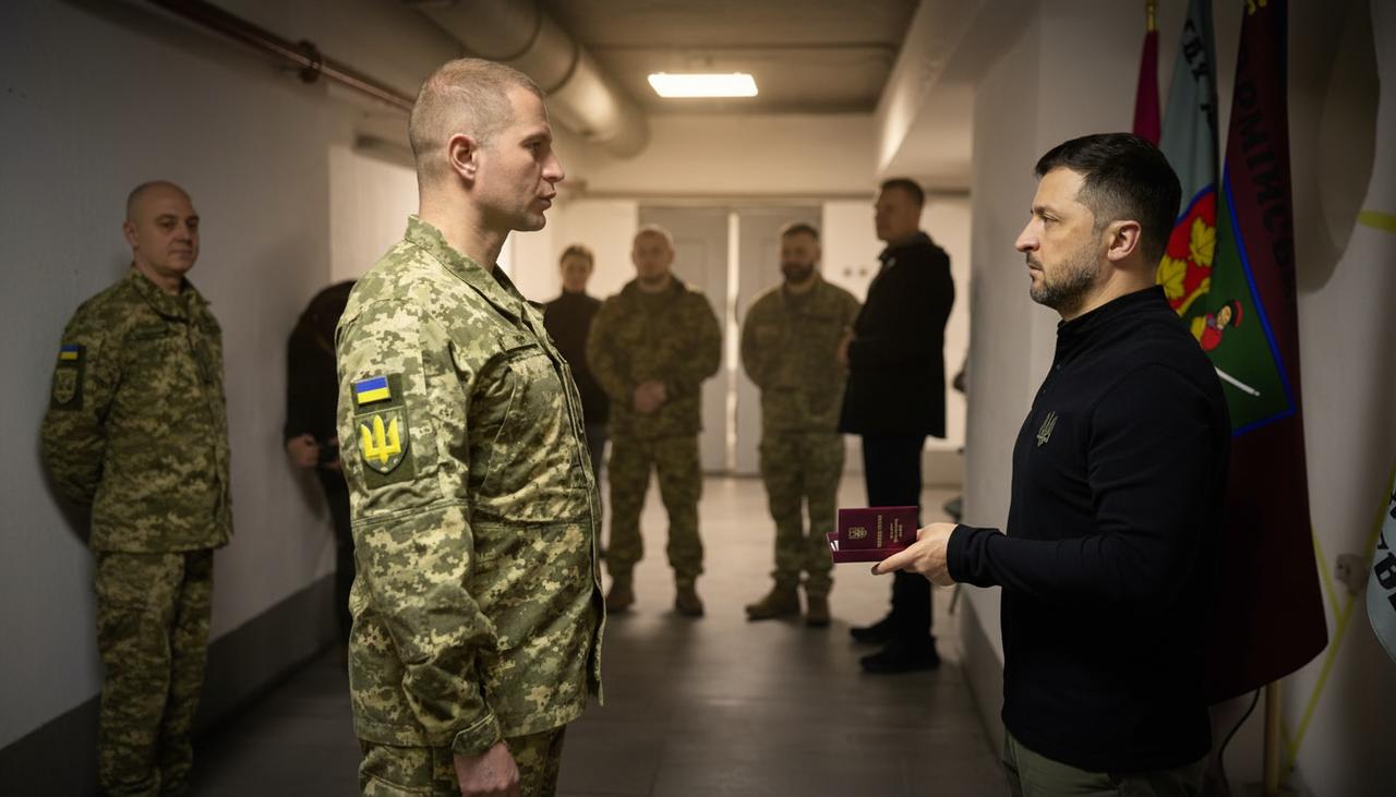 泽连斯基到访扎波罗热：强调防御重要性并向士兵授勋
今天在扎波罗热州工作访问期间，