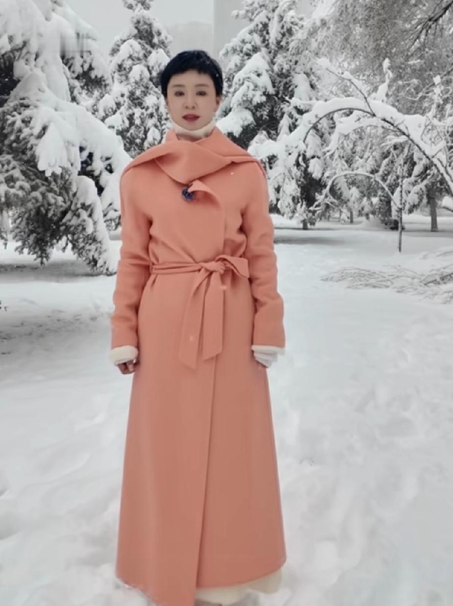 有网友建议给贺娇龙立一座塑像，我是举双手赞成的，她的高度是很多人达不到的。

5