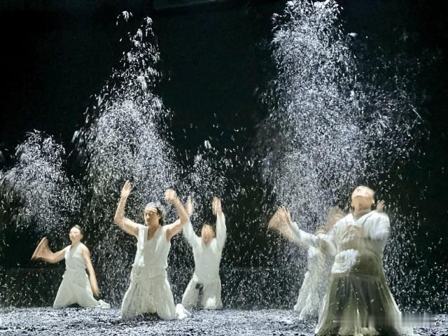 受邀去看了作家李静编剧的话剧《戎夷之衣》，这是一个古老故事的全新演绎，既熟悉，又