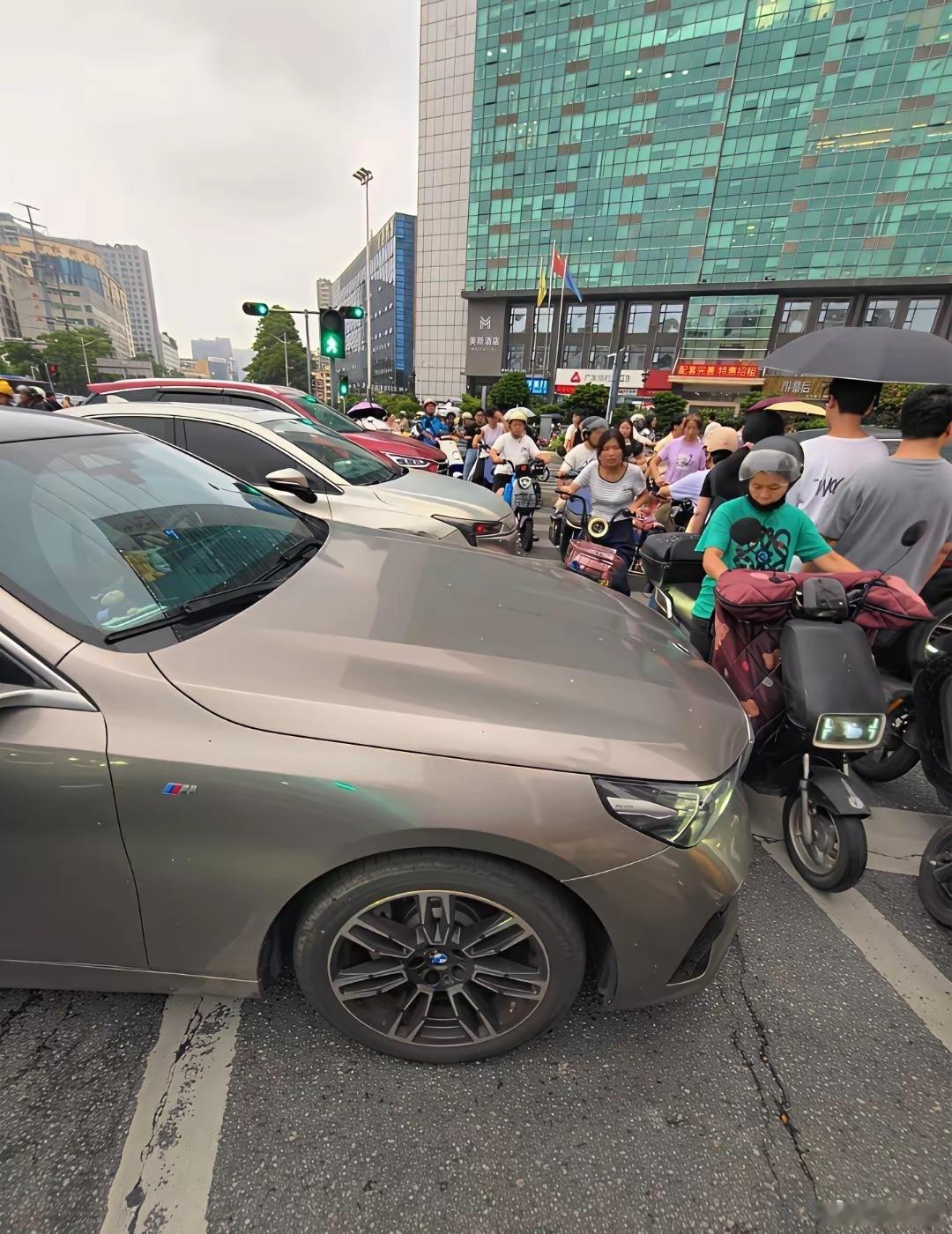 深圳路口绿灯亮起，机动车却直接压线霸占非机动车道，电动车被挤得无路可走。明明划分