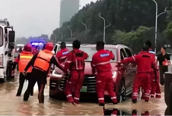 “中国活该被日军欺辱，中国就应该被日本多占领几年！”“郑州大暴雨是报应！活该被淹