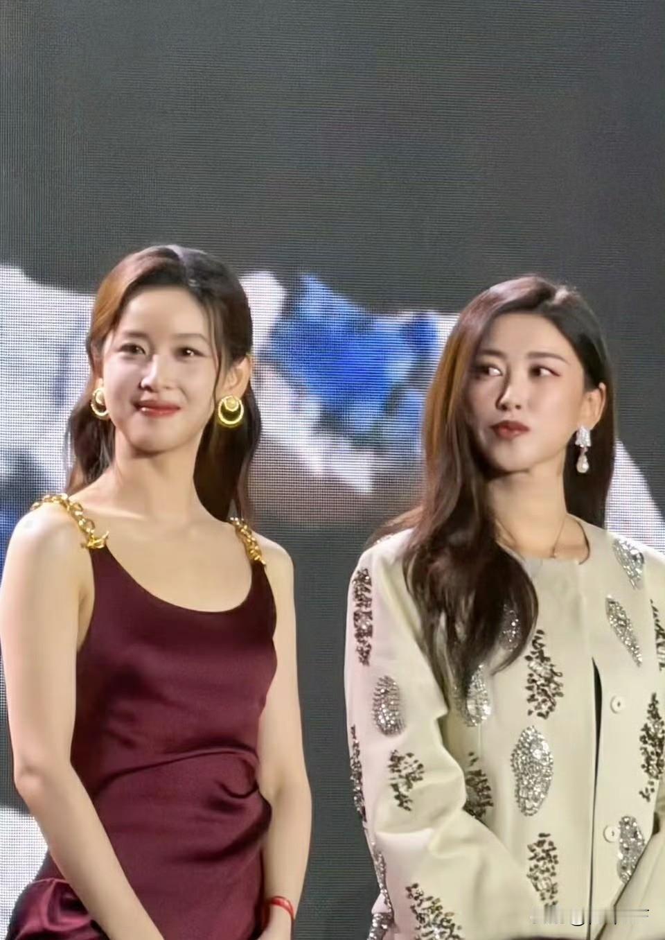 奶茶妹妹章泽天现在从对刘强东有迷妹滤镜后变成了现在的只为自己而活的大女主，她从清