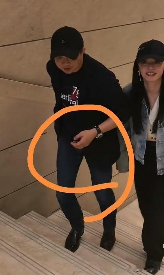 姚晨和曹郁这离婚多年的共同声明
还是疑点重重
特别是曹郁无名指不曾离手的婚戒
2