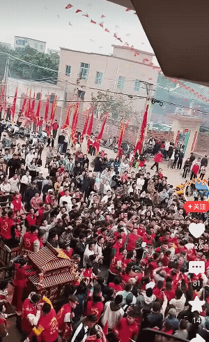 神仙视角说明一切！大家看看，跳下来的这两个红马甲男子是来迎接小妈祖的，还是下去打