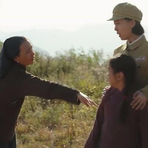央视热播剧《太行谣》第24集中，王二萍推了一把杏花，让杏花回到了亲生母亲于胜男的