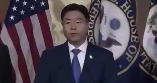 特朗普这次是真的怕了！
特朗普不慌中俄联手，也不怕欧盟，更不会慌北约，但这一次他