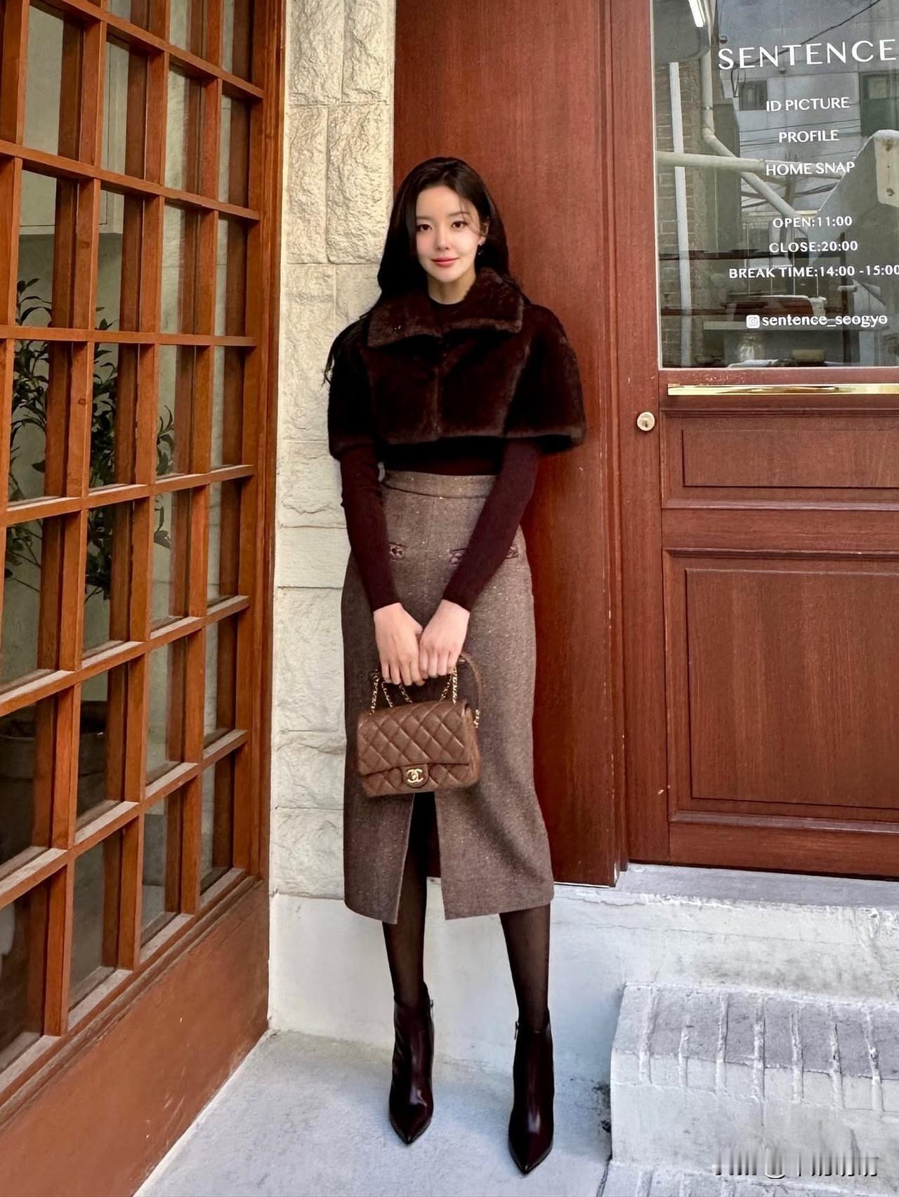 优雅秋日穿搭，棕色裙装搭配高领毛衣，时尚又温暖。怎么穿搭会让人比较显温柔 有气质