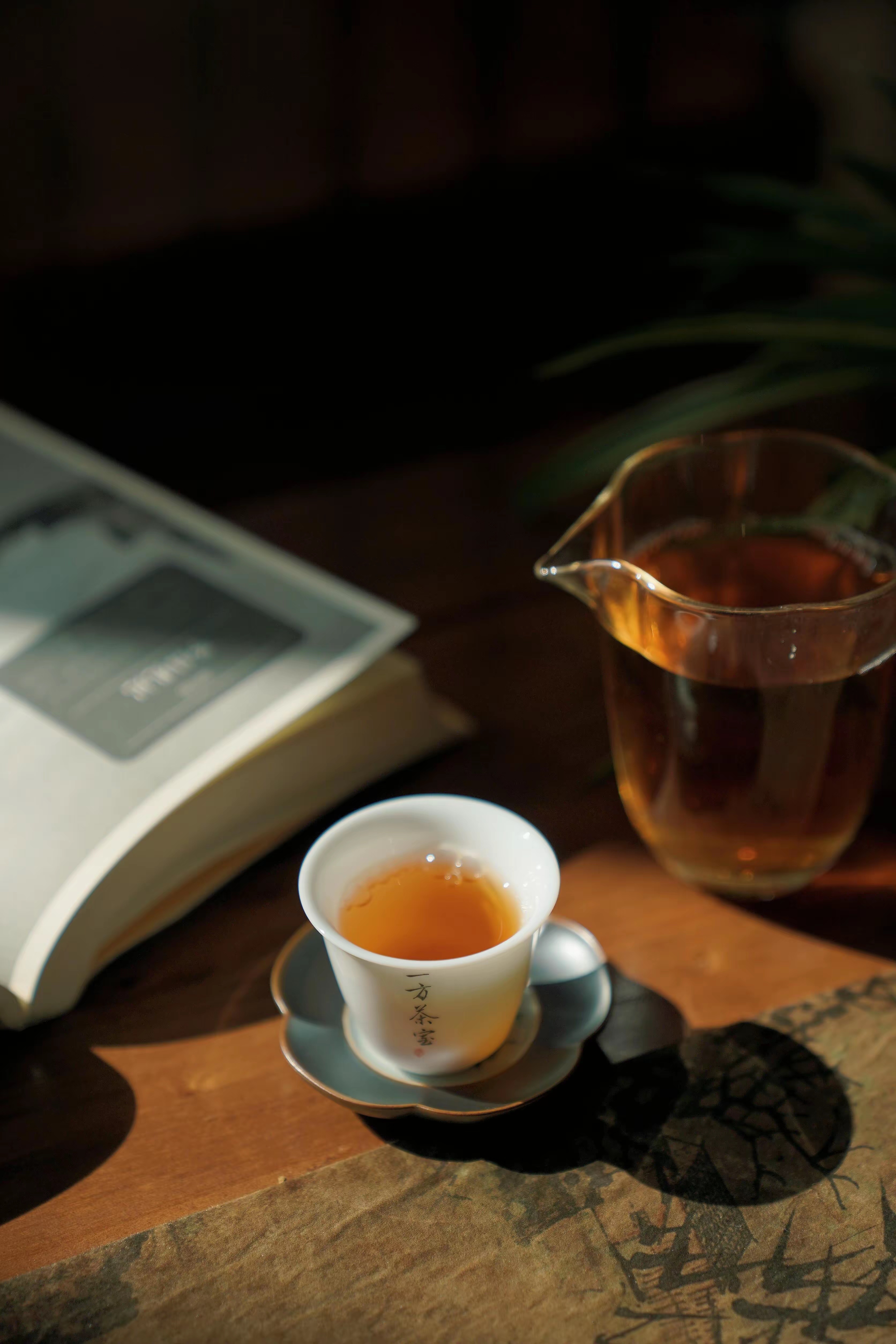 茶香如故人，未语已知心。 