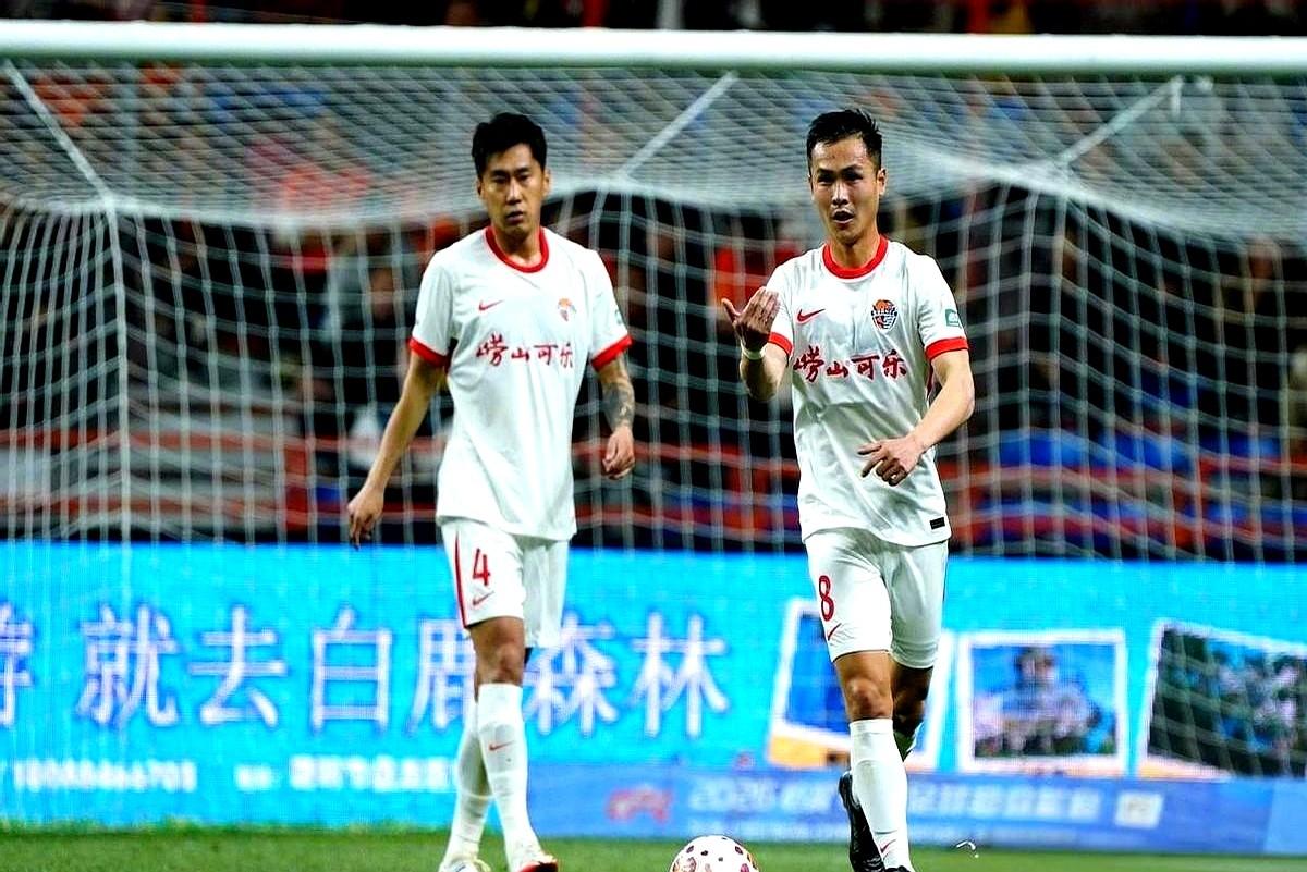 青岛海牛踢球总感觉差点劲儿，是真有点“畏手畏脚”的意思。

你看西海岸，虽然子弟