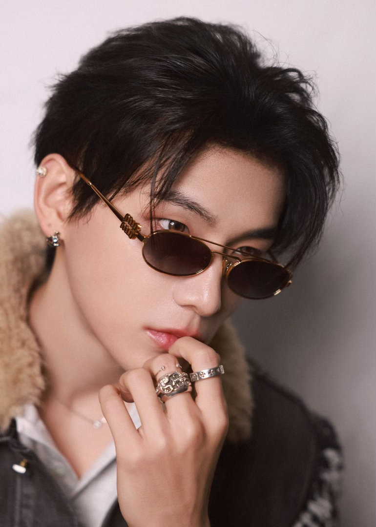 我家那小子姚琛与黄誉博挑战冬泳 姚琛换衣服的时候我眼睛都不知道往哪放了，腹肌线条