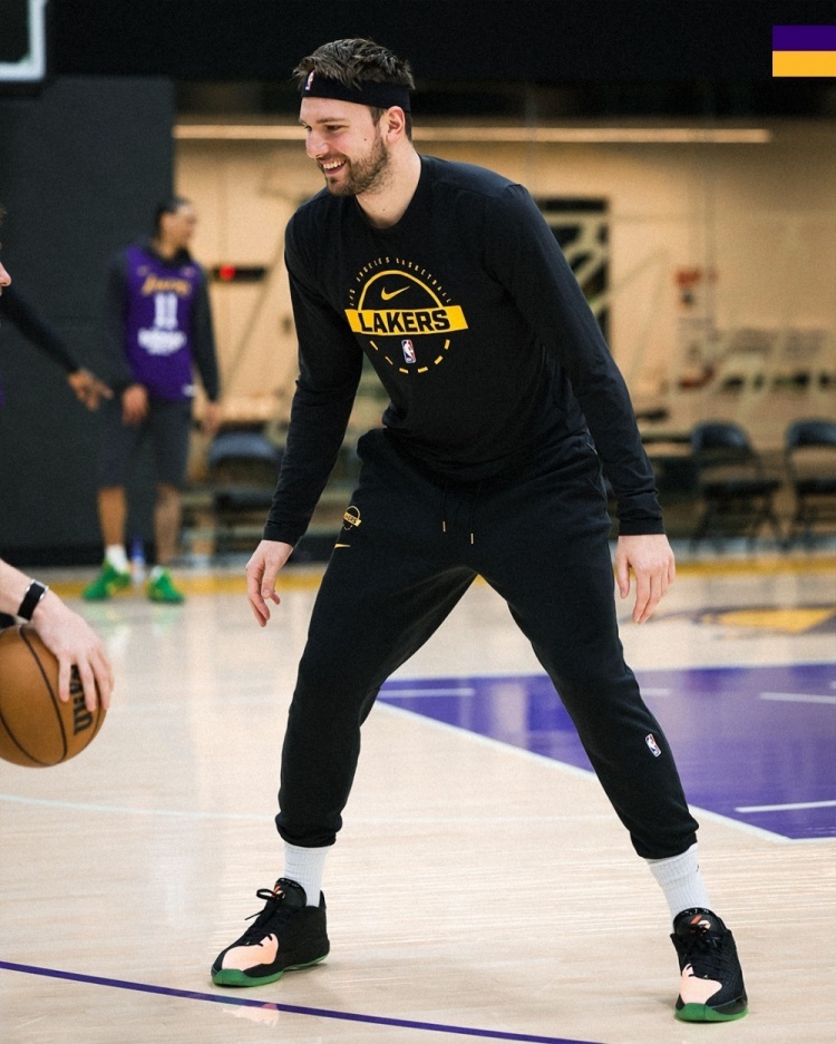 “发带卢卡。”湖人官推发图写道。