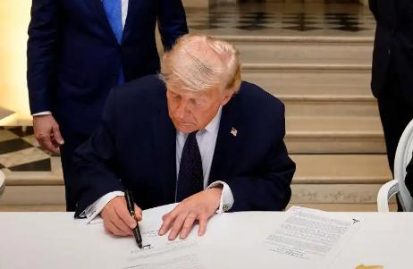 伊朗放出消息要重新封锁霍尔木兹海峡，美国立刻表态，美军有可能在霍尔木兹海峡收费！