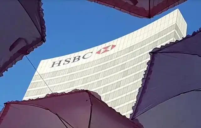 为了避税，大批中国富豪开始把放在新加坡和香港的钱疯往美国撤。原以为把资产安放在这