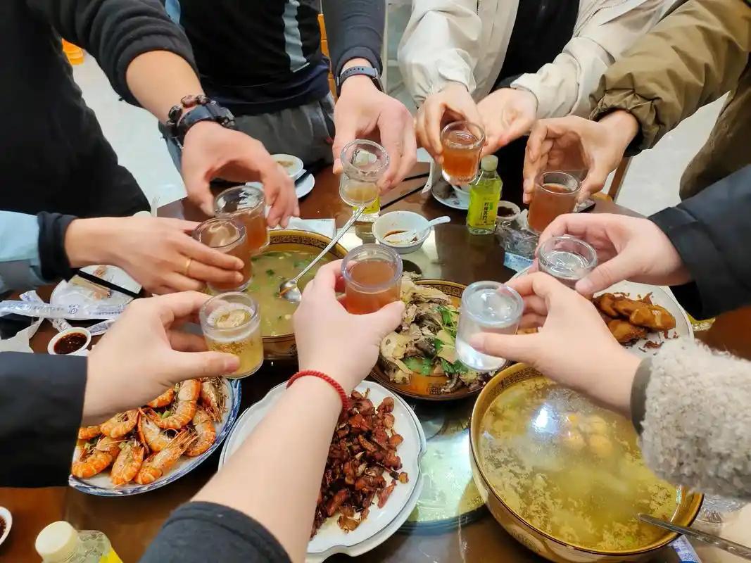 我认为轮流请客。AA虽然公平，但显得生分，少了点人情味。轮流请客更像一种默契的“