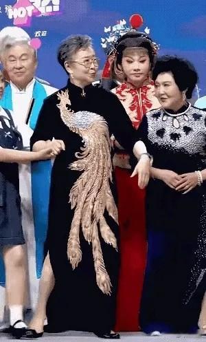 抢C位这事，终于弄清楚了。

高桂枝是特邀嘉宾，应该是站在第一排。按照流程，她站