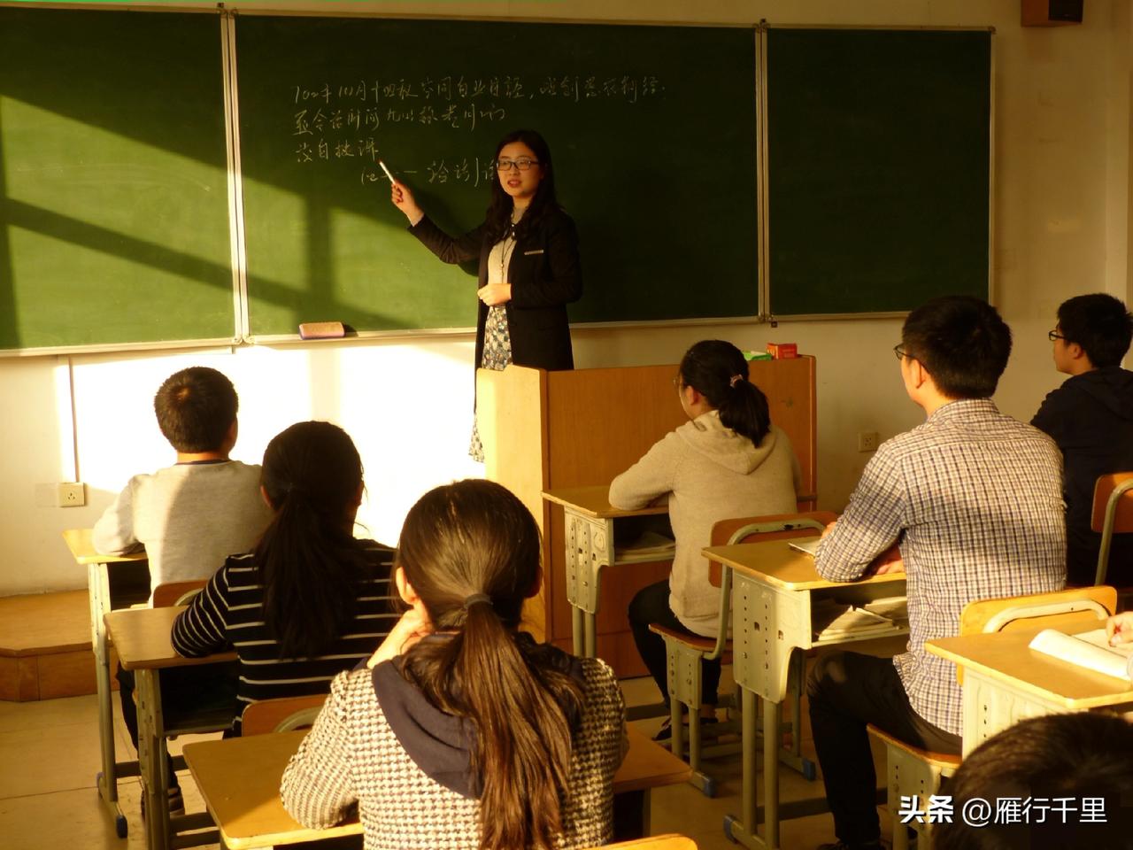 别担心！
新《教师法》实行前，
会有过渡期的，而且会分两类安排。
 
新《教师法