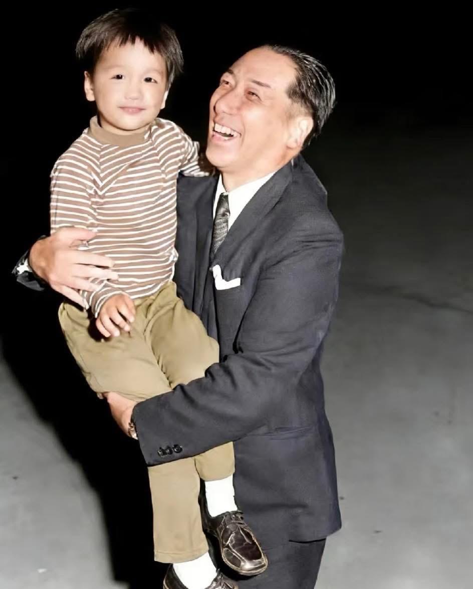 1968年，老来得子的小蒋抱着独子开怀大笑！大家看出来了他是谁不？感觉他不想养子
