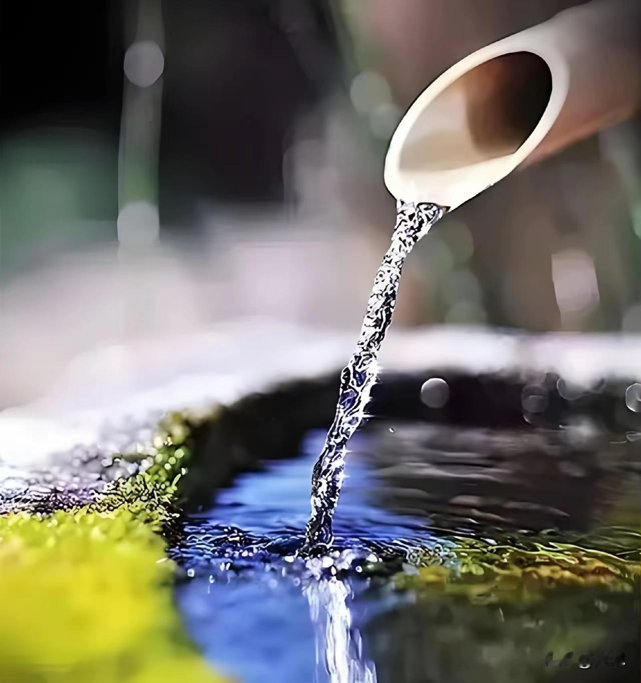 人生处事潜规则
 
一、关系潜规则
 
1. 关系再好，也要保持距离，太近必生嫌