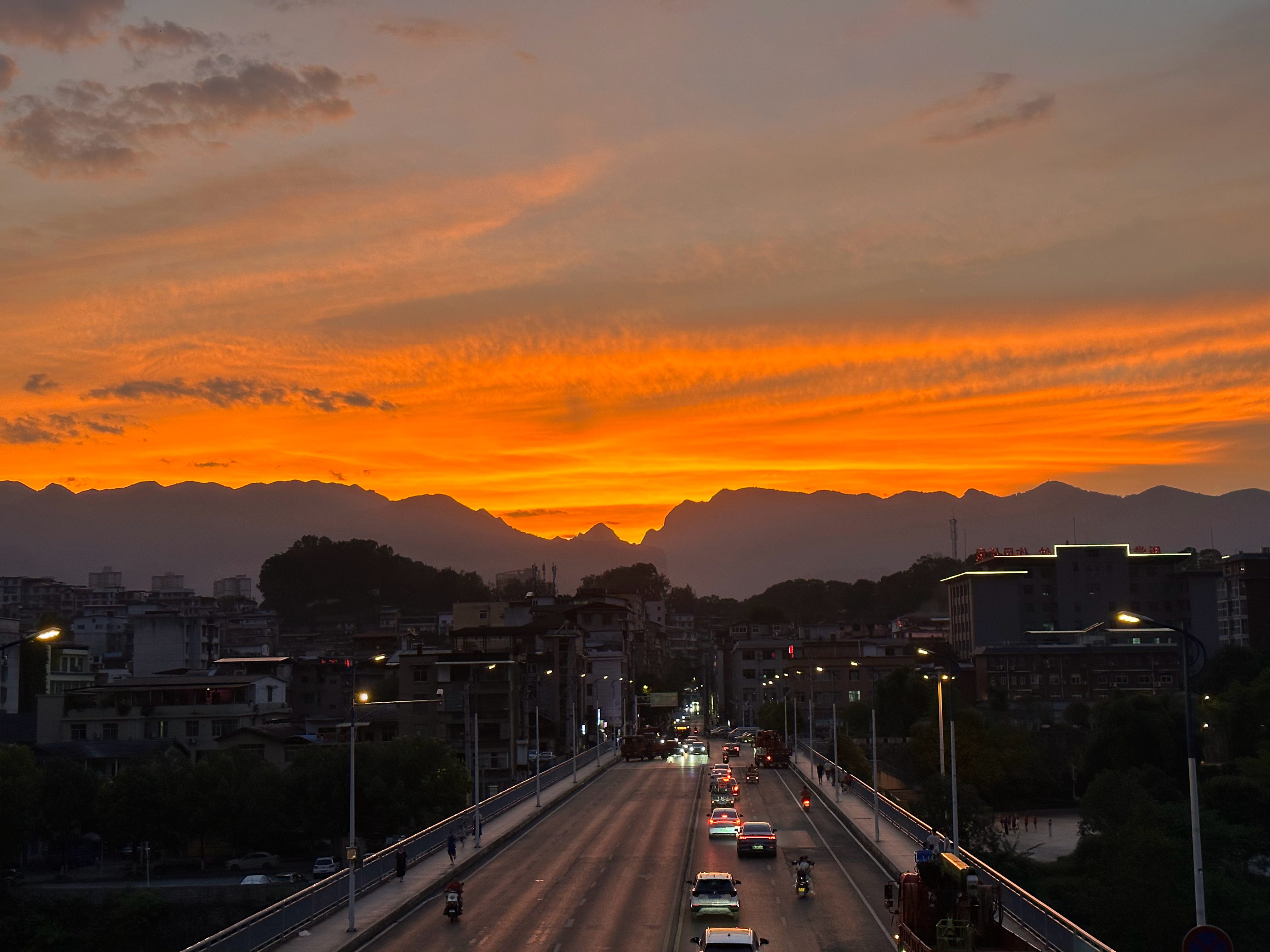 你有多久没好好看夕阳了？分享一下你最近拍的傍晚时分吧