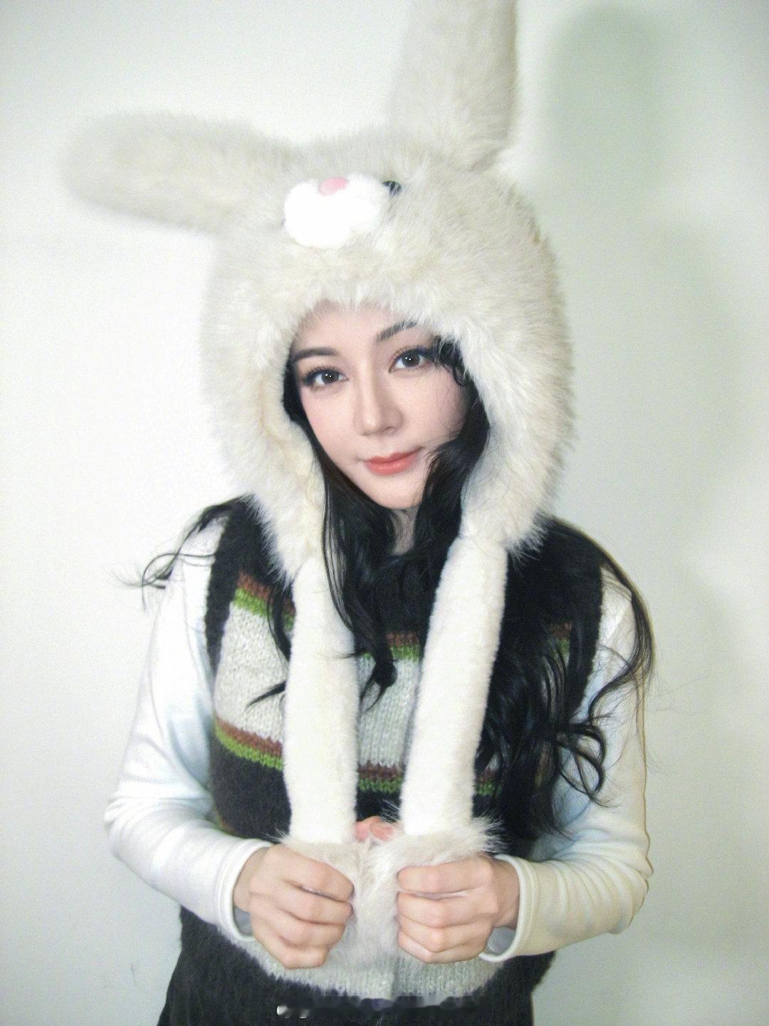 之前有🍉说没去微博之夜，刚刚迪丽热巴火速营业，是为了让粉丝开心点吗？ 