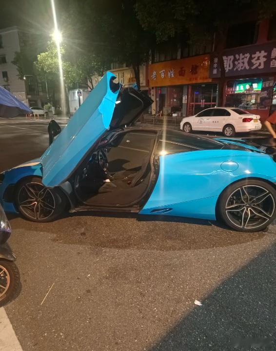 帅帅的，这车少见啊！ ​​​