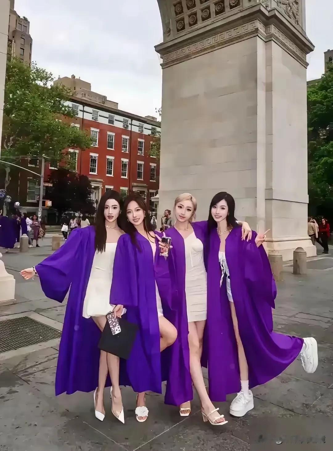 这是某大学即将毕业的四位女大学生，在校门口的一张合影，这照片简直绝了！
她们身上