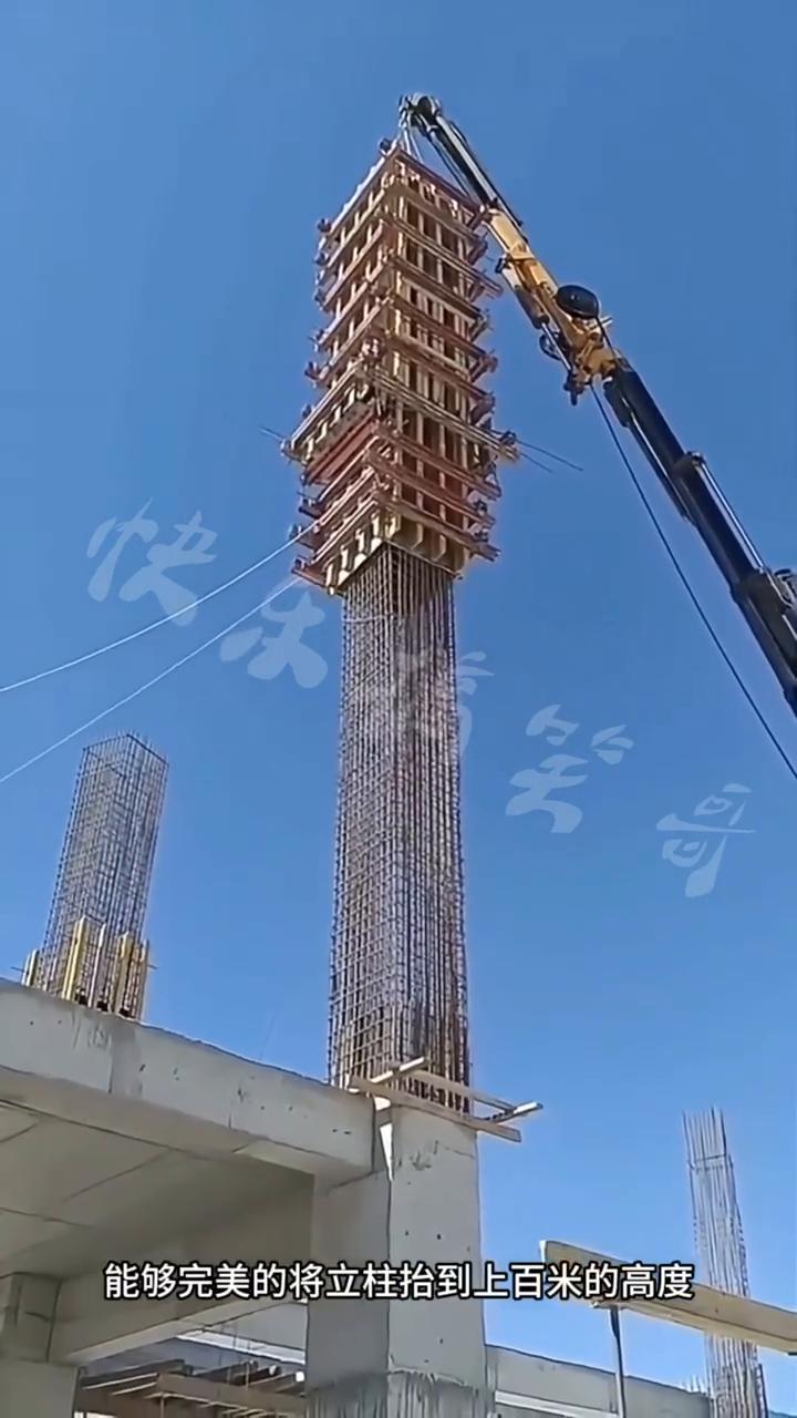 被眼前这一幕给惊呆了，我国自主研发的吊机能够完美的将立柱抬到上百米的高度，这一创