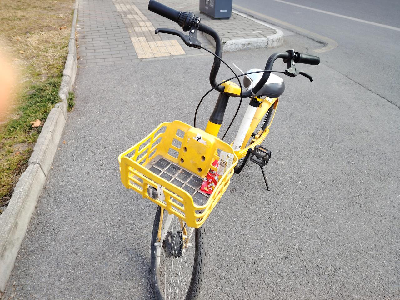 一位老人骑自行车逆行送孩子上学，结果被汽车撞了。
小年前一天，我在买菜途中目睹了