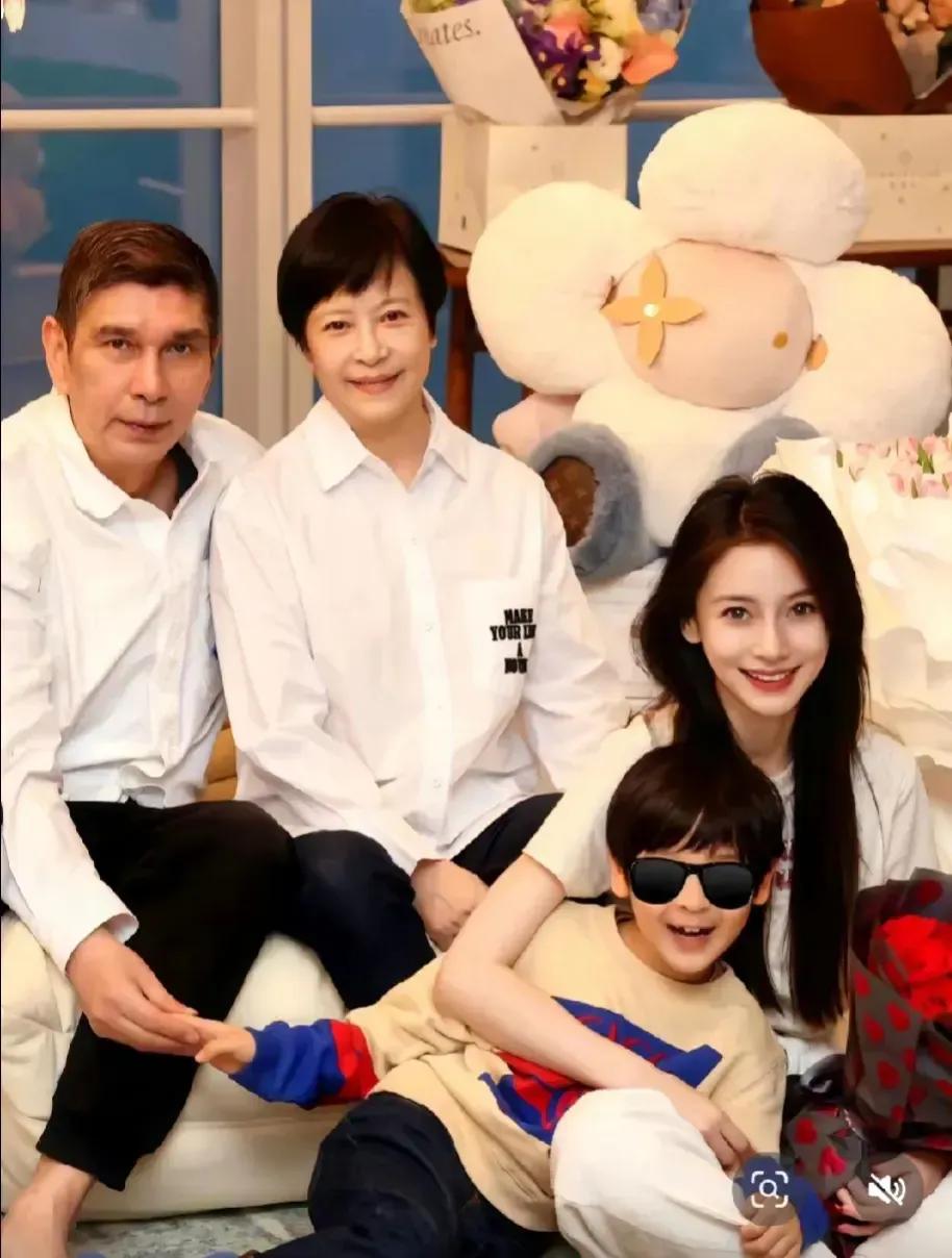 Angelababy儿子小海绵正脸曝光，很有混血感，墨镜虽然遮住了眼睛，但是鼻子