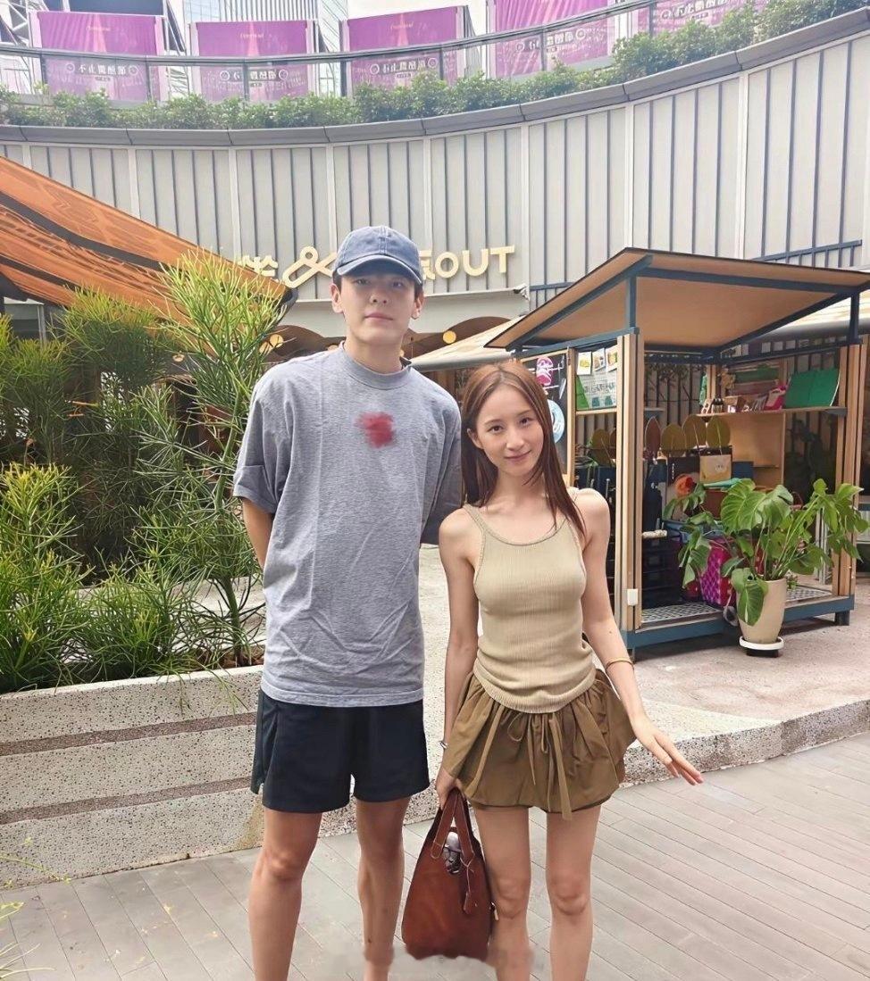 我勒个豆！差点没认出来，本人比电视里还要瘦，帅到我失语！ ​​​