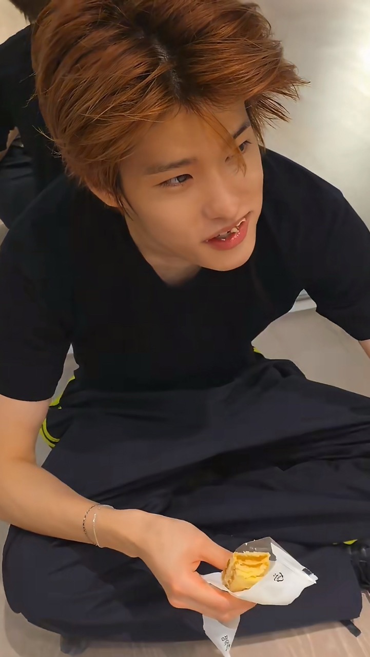 上次吃迪拜巧克力也是这种干嚼下不去嘴的表情 