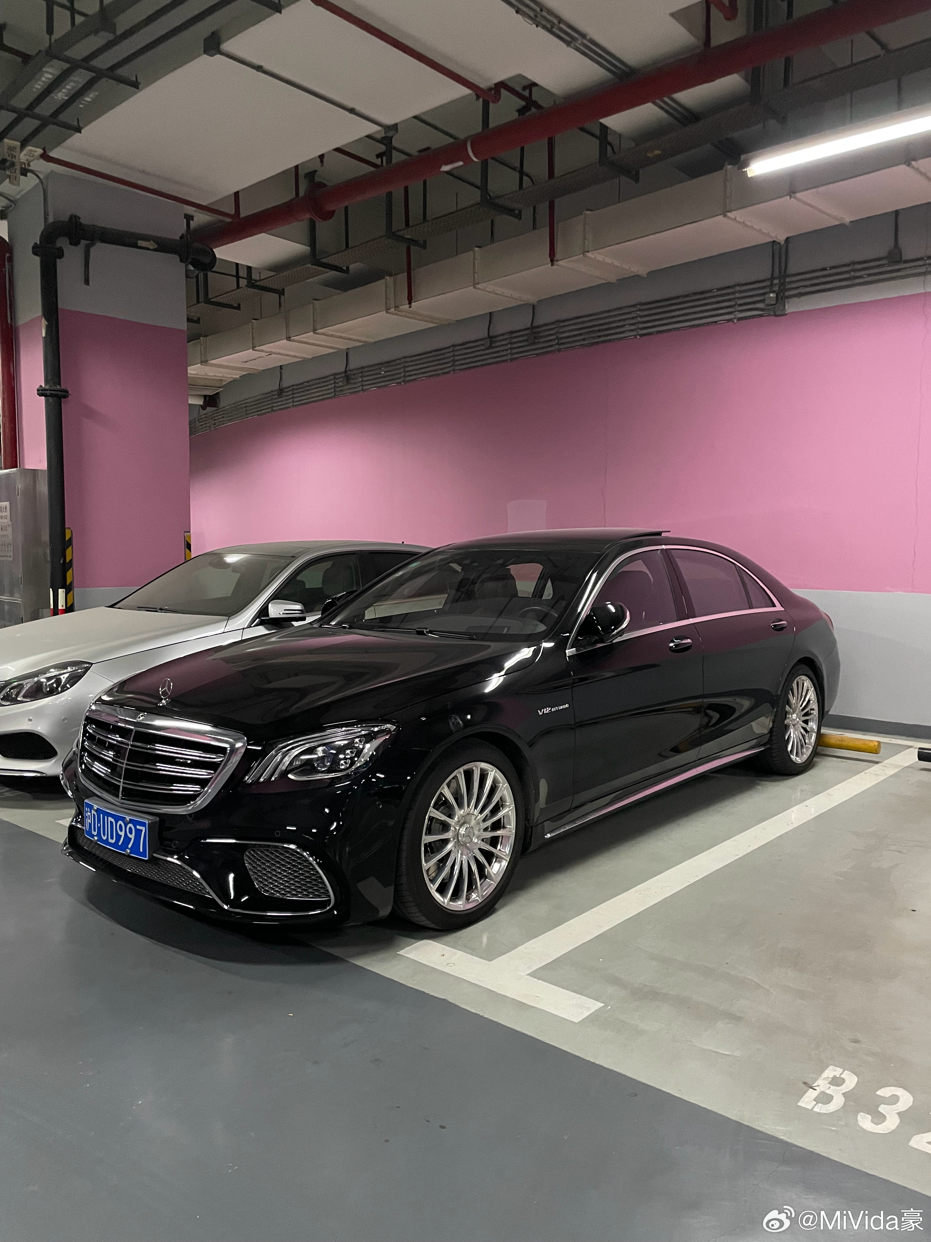 很喜欢的粉色停车场 奔驰AMG含量很高V12的 S65AMG和V 12 G65A