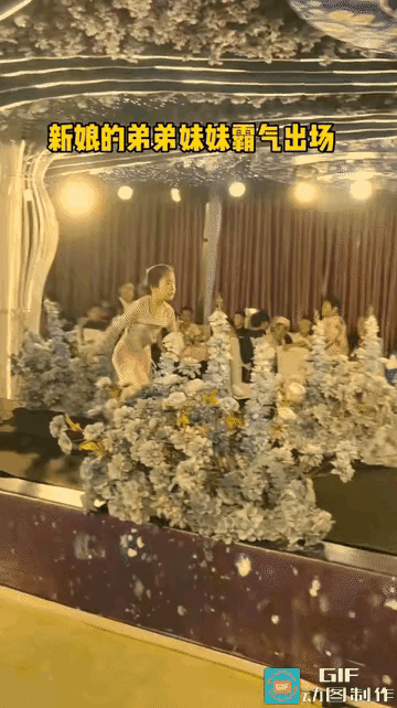 在庄严神圣的结婚典礼上，竟然出现了这种杂耍的画面，感觉有点不伦不类，哪怕是当事人