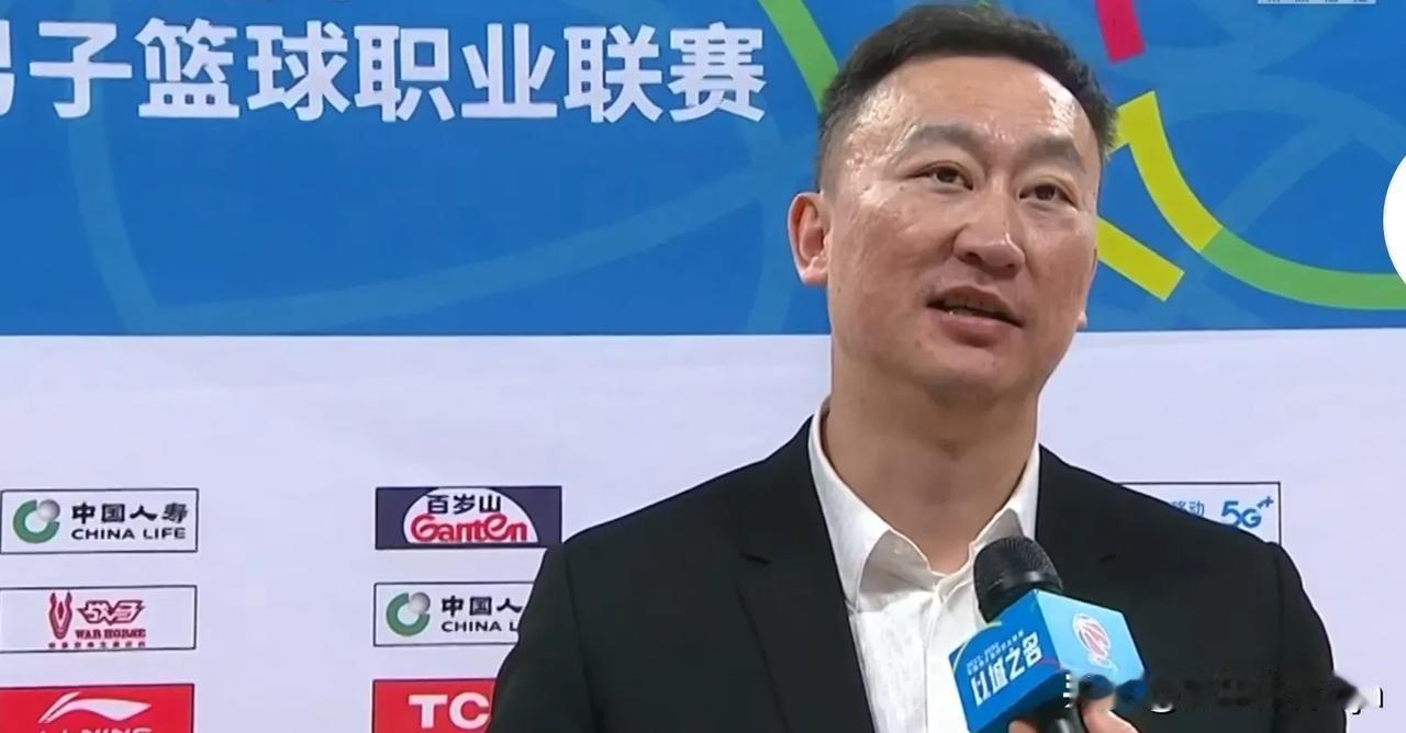 甩锅？青岛男篮82：92不敌北京，赛后刘维伟指导接受采访时表示：现场球迷喊范子铭