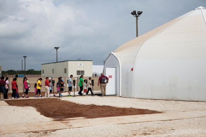 麦当娜、哈维尔·巴登、佩德罗·帕斯卡等数十位知名艺人联名发公开信，要求美国关闭得