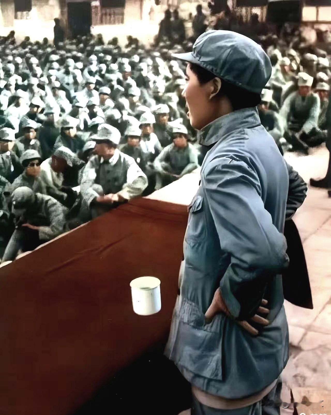 1938年毛泽东主席在抗日军政大学作《论持久战》报告（徐肖冰摄）