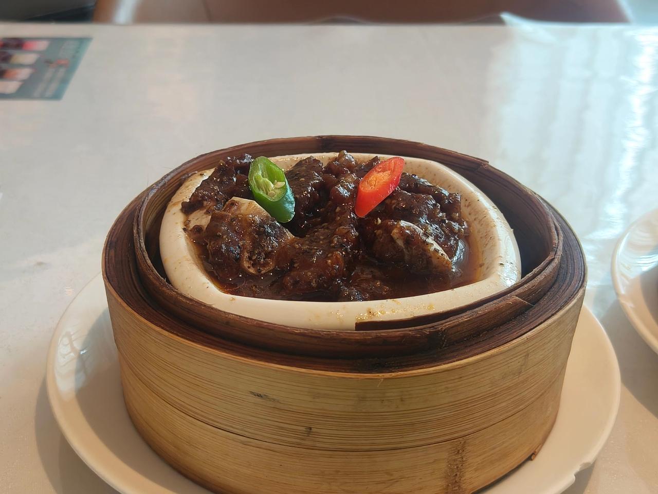 我的心气在慢慢消散，不再像以前那样热烈执着，也不再满怀期待，慢慢变得沉默，不再争