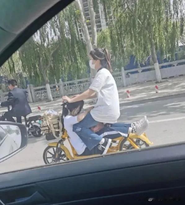 现在的年轻人胆子真大，真不怕摔着