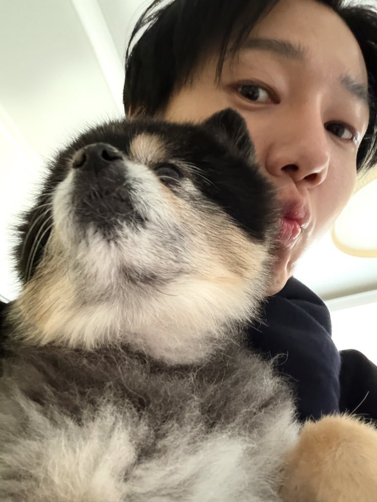 “CB百蓝_。260319金钟云 TW更新：和小不点一起旅行中 💕 