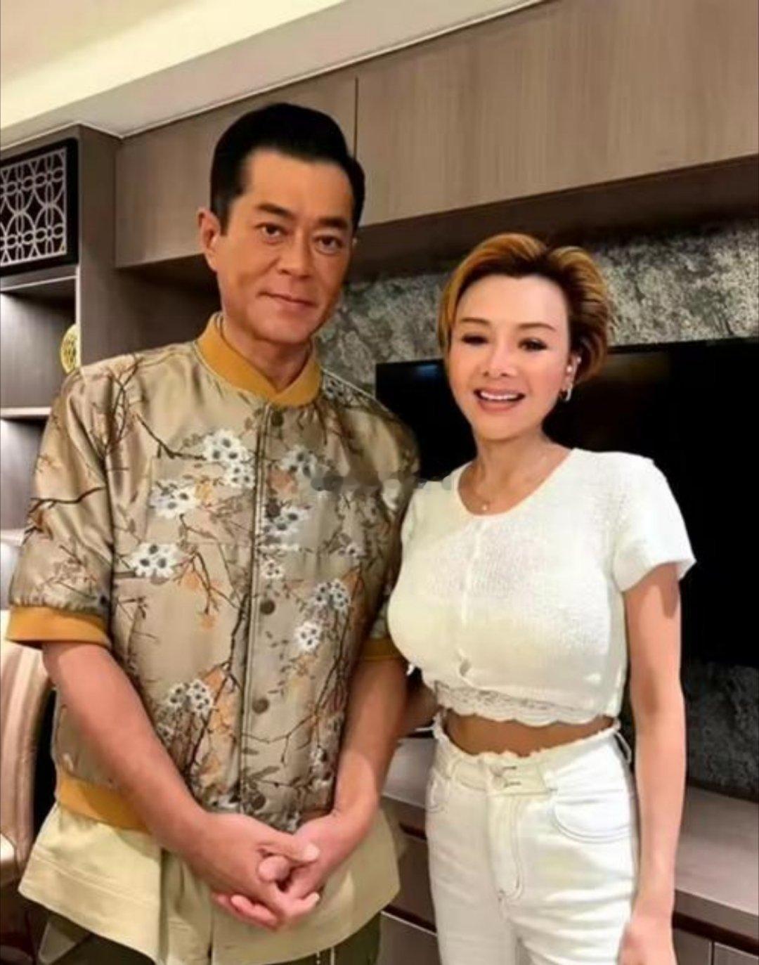 叶子楣参加古天乐生日会，和女网友开心合影，她穿着一件黑色衣服和红色礼服，留着黄色