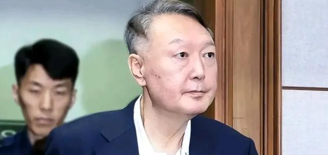 韩国前总统尹锡悦又在监狱里不安分了，负责看管的狱警爆料，尹锡悦饭量很大，经常的大