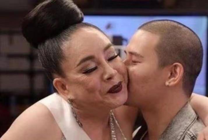 国富婆莉娜：征婚路上的狂野浪漫狂飙家人们，今儿给大家唠个劲爆的！在泰国，有位60